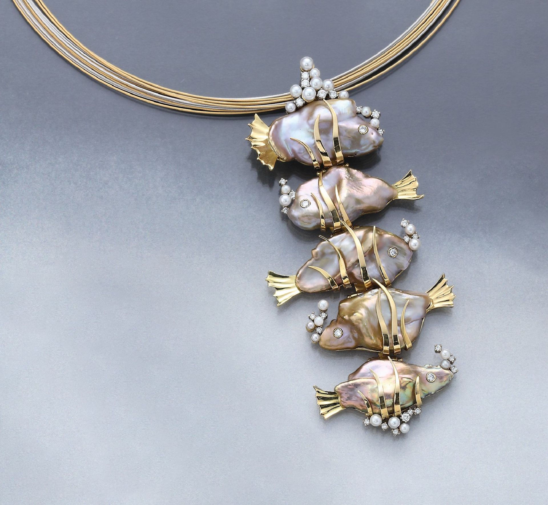 18 kt gold clippendant "fish" with biwa pearl and brilliants , 15-rowed chain, YG/WG 750/000, 5