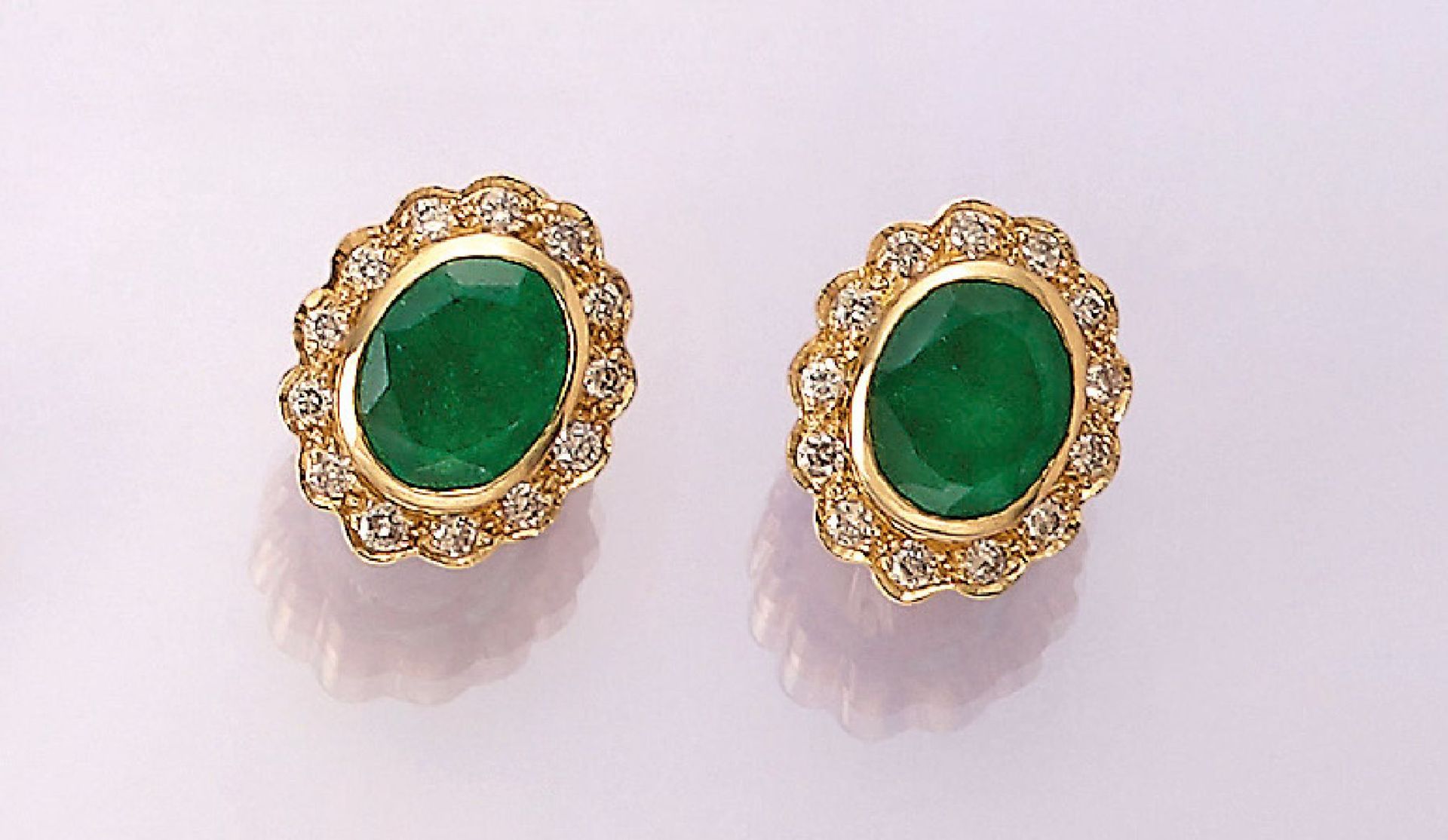 Pair of 18 kt gold earrings with emeralds and brilliants , YG 750/000, oval bevelled emeralds