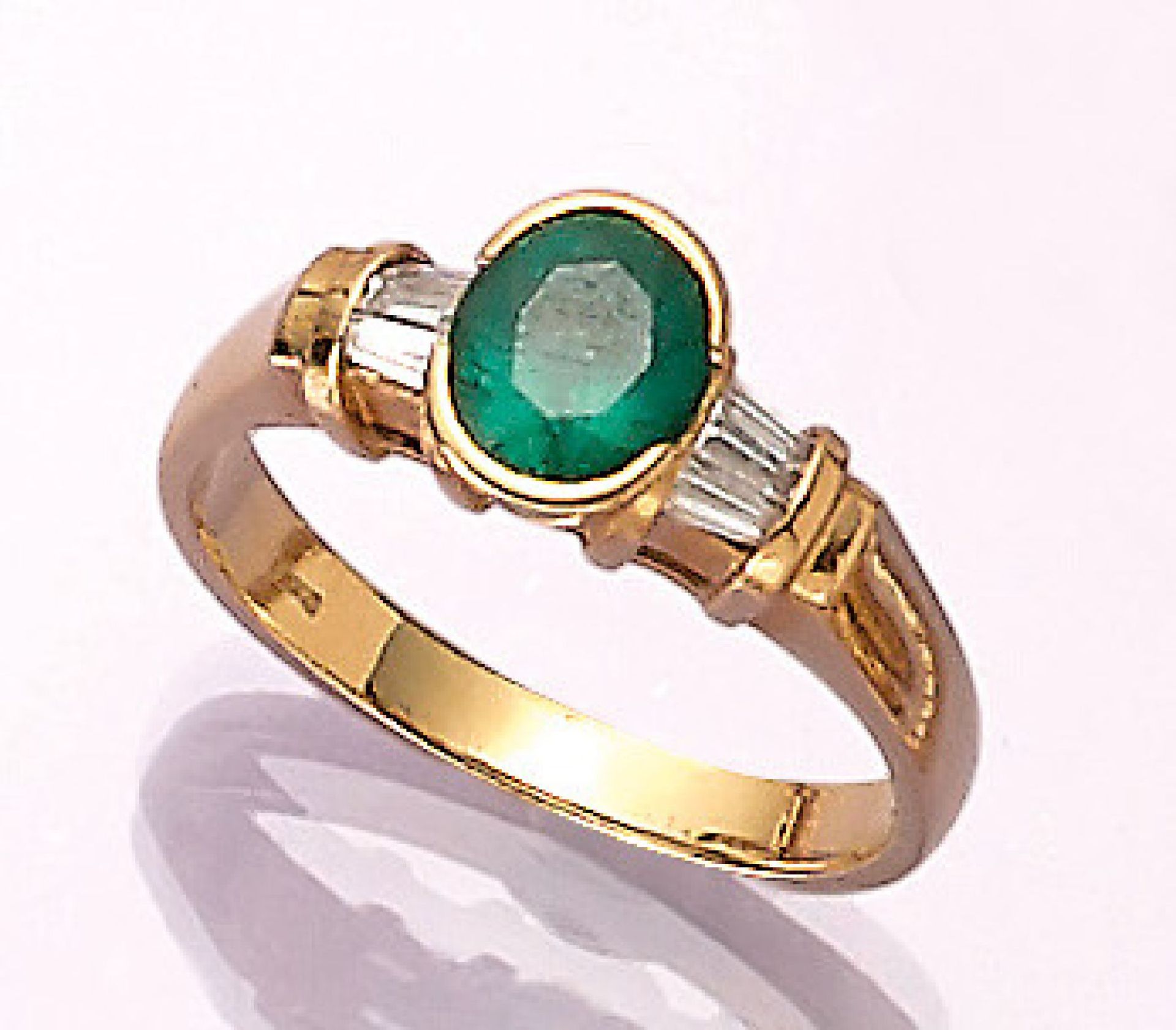 18 kt gold ring with emerald and diamonds , YG 750/000, oval bevelled emerald approx. 1.23ct (