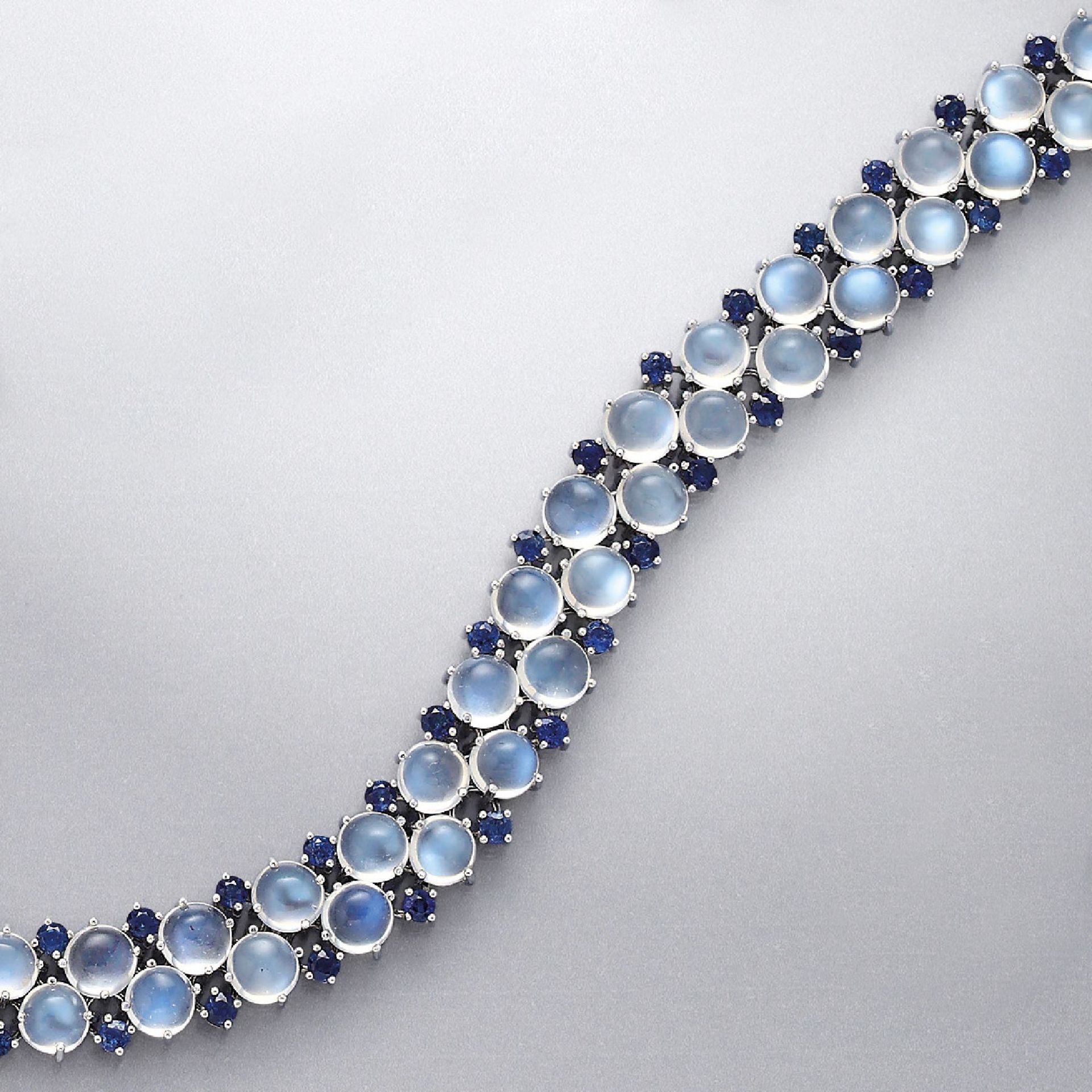 18 kt gold bracelet with moonstones and sapphires , WG 750/000, 42 round moonstone cabochons total