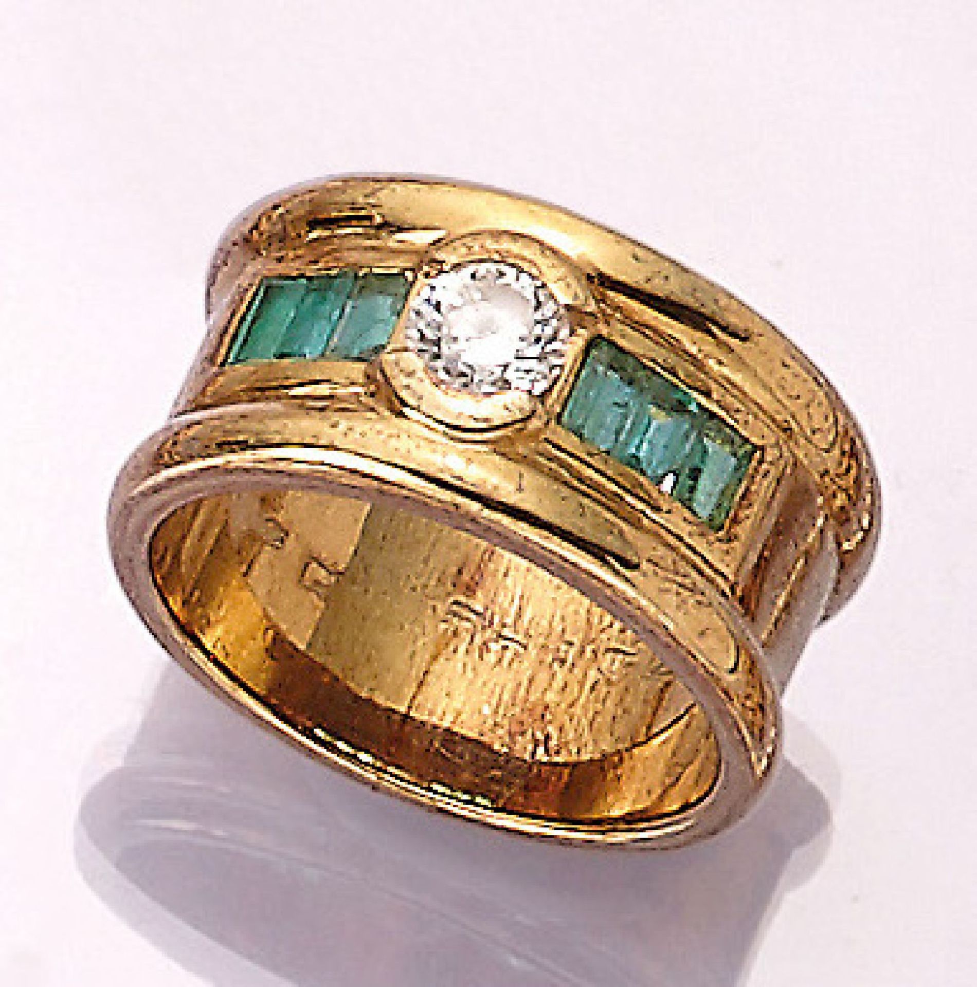 14 kt gold ring with emeralds and brilliant , YG 585/000, brilliant approx. 0.50 ct Top Wesselton/