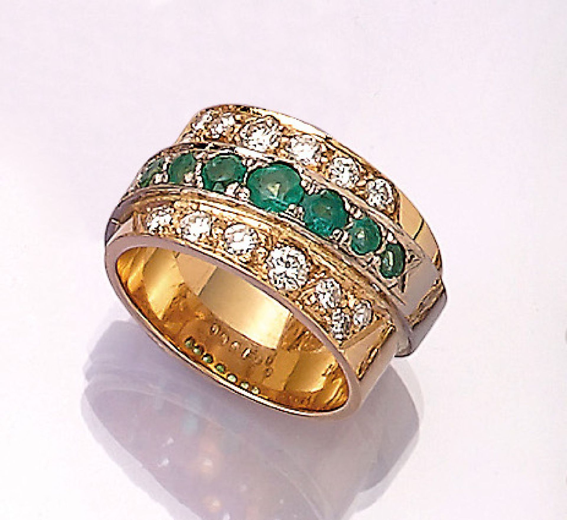 18 kt gold designer band ring with brilliants and emeralds , YG/WG 750/000, 14 brilliants total