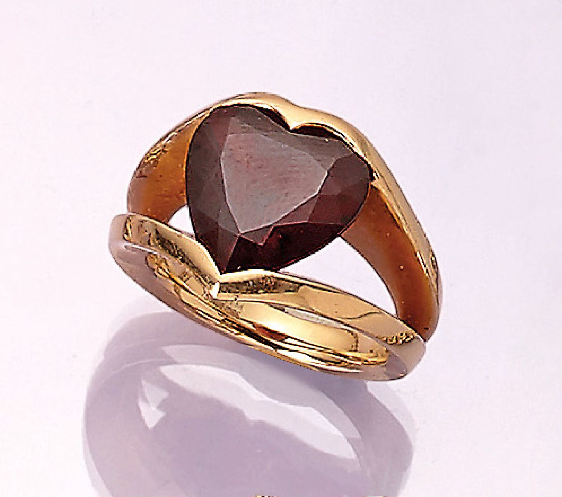 18 kt gold KIM BY WEMPE ring with almandine , RG 750/000, signed, bevelled almandine- heart