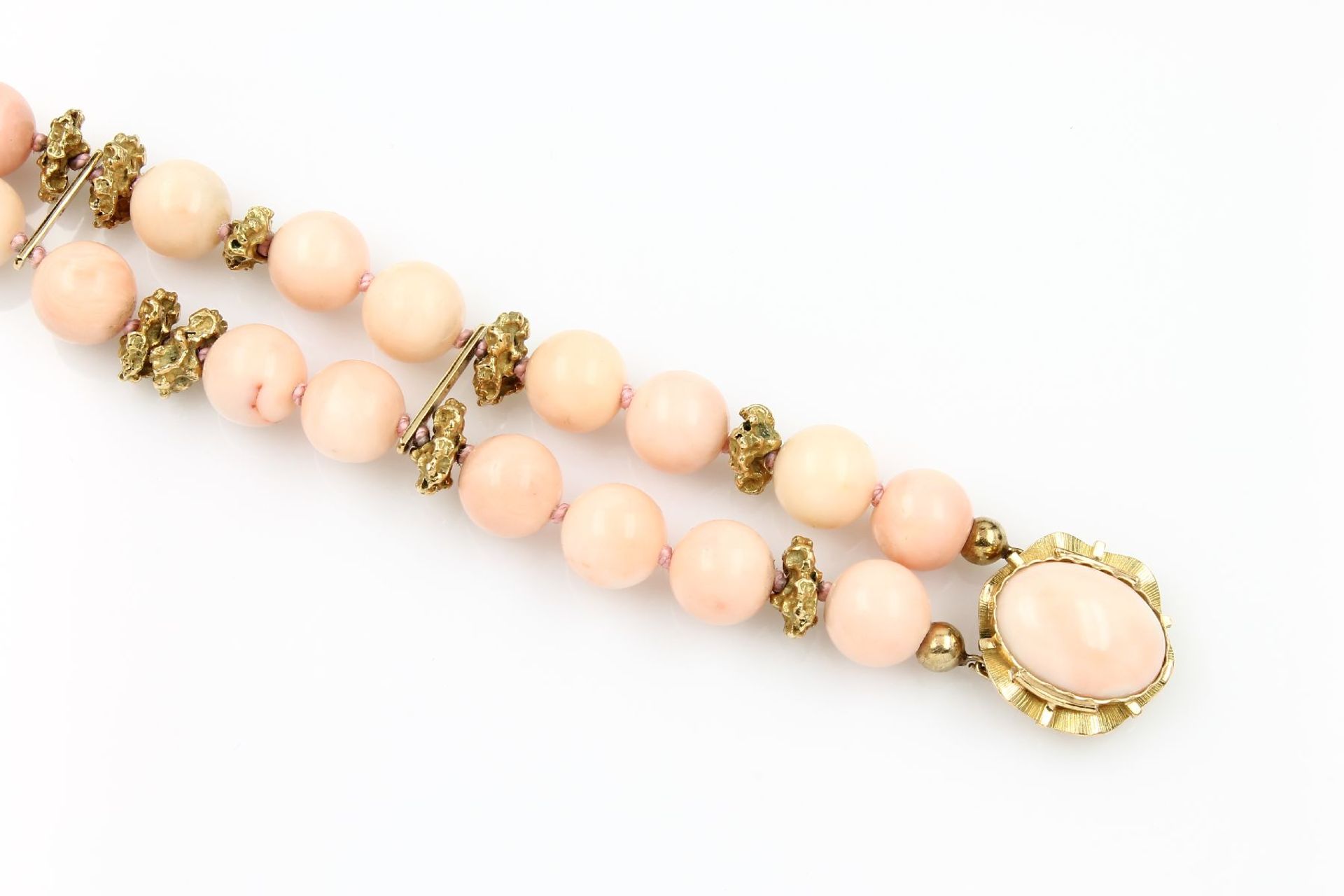 2-row bracelet with angelskin corals , claspand intermediates YG 750/000, tested, 22 coral spheres