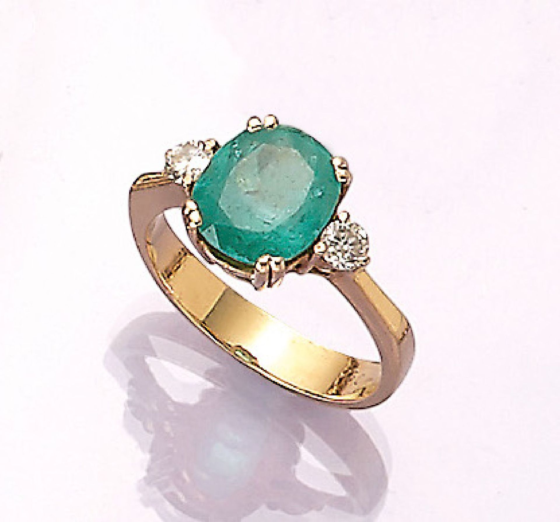 18 kt gold ring with emerald and brilliants , YG 750/000, centered oval bevelled emeraldapprox. 1.50