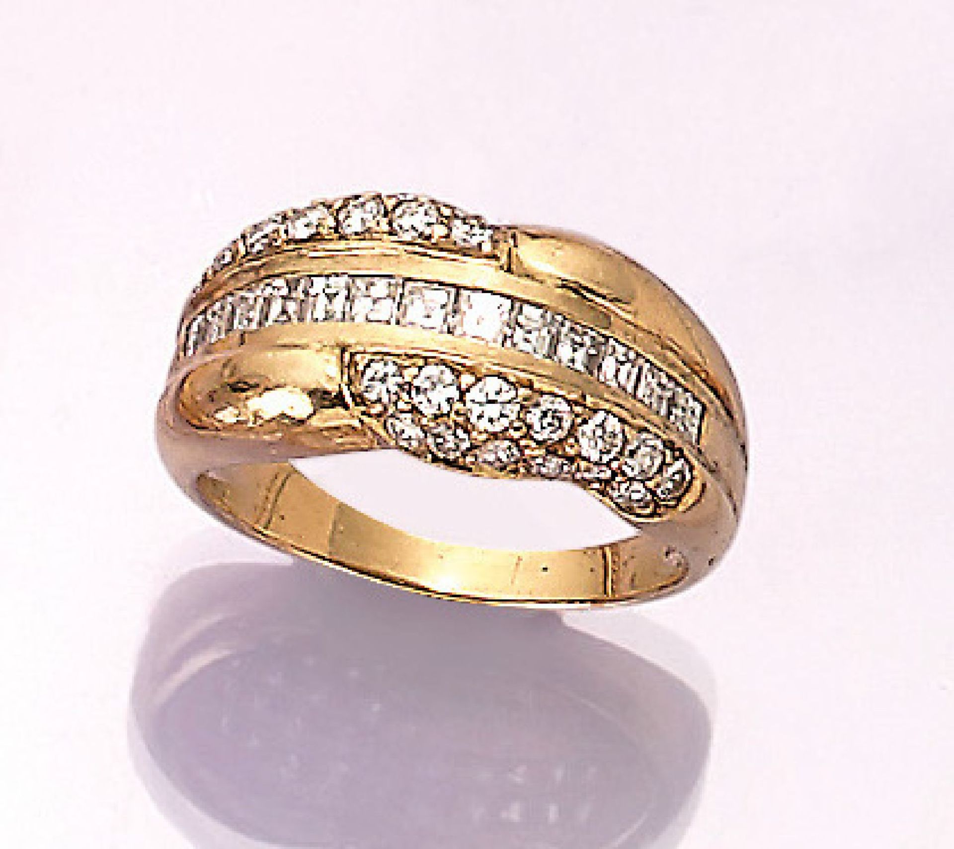18 kt gold ring with diamonds , YG 750/000, brilliants and diamond carrees total approx. 1.5 ct