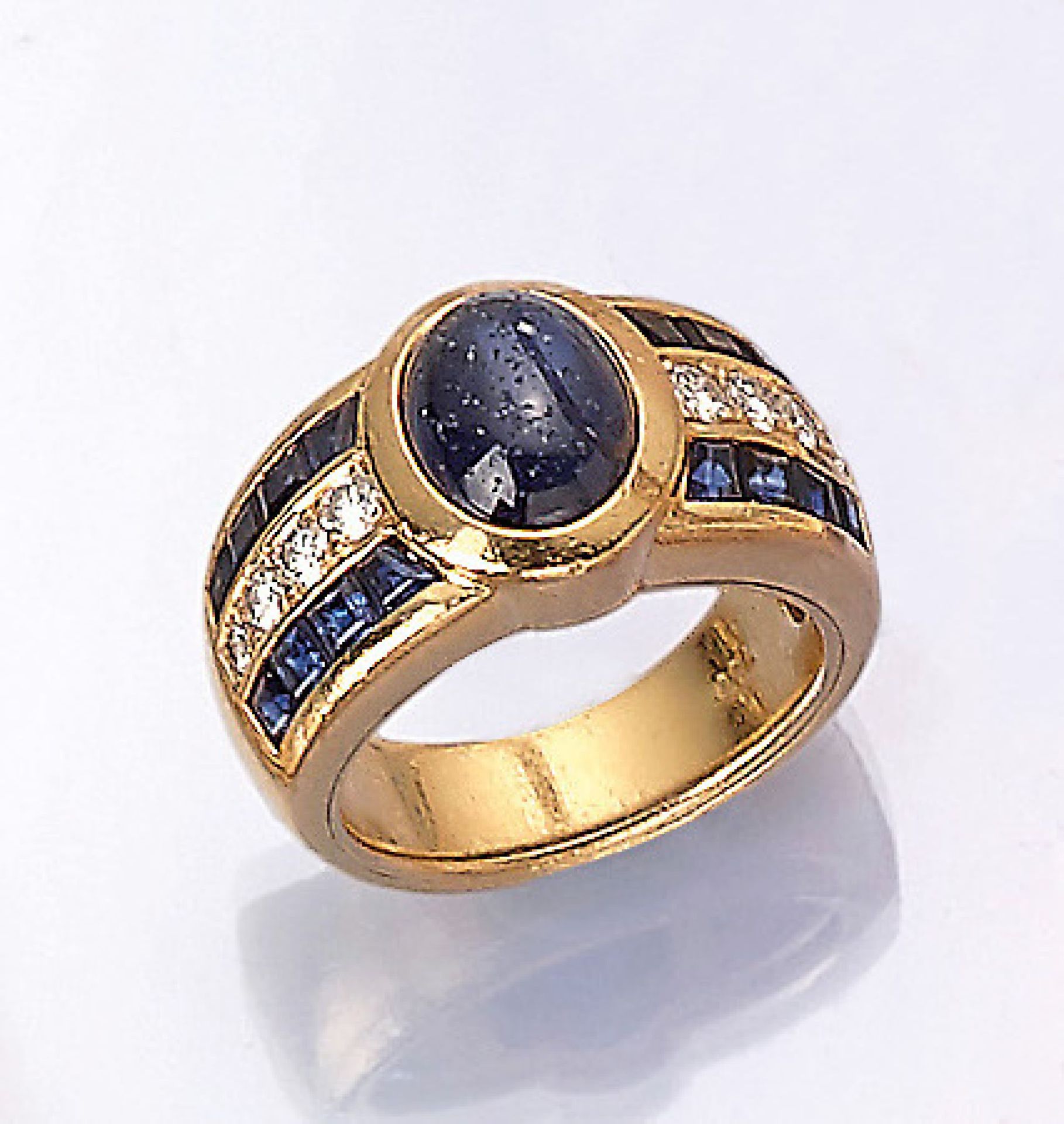 18 kt gold ring with sapphires and brilliants , YG 750/000, centered oval sapphirecabochonapprox.