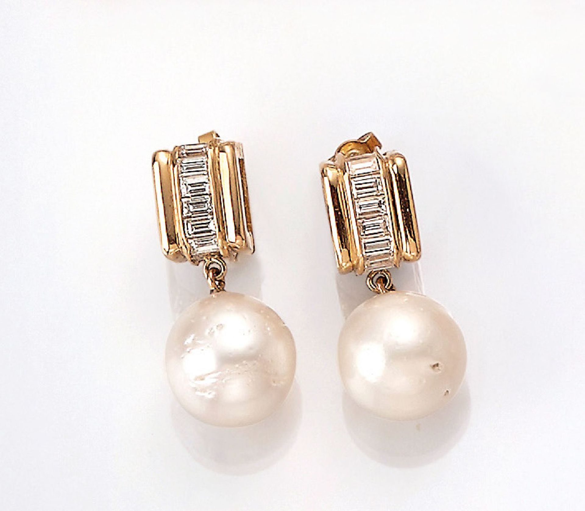 Pair of 18 kt gold earrings with cultured south seas pearls and diamonds , YG 750/000,2 cultured