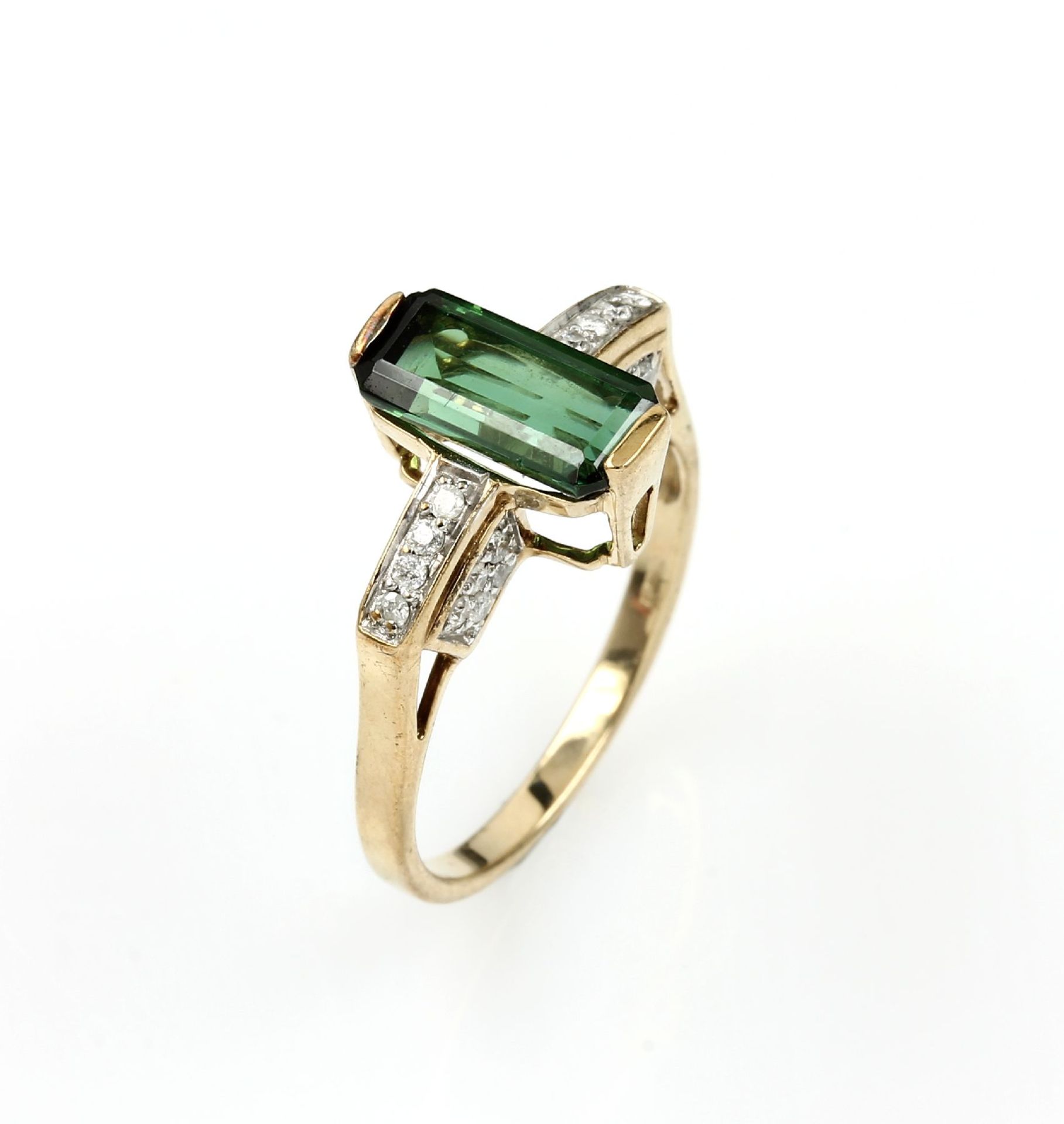 9 kt gold ring with tourmaline and diamonds , YG 375/000, centered bevelled verdelite baguette