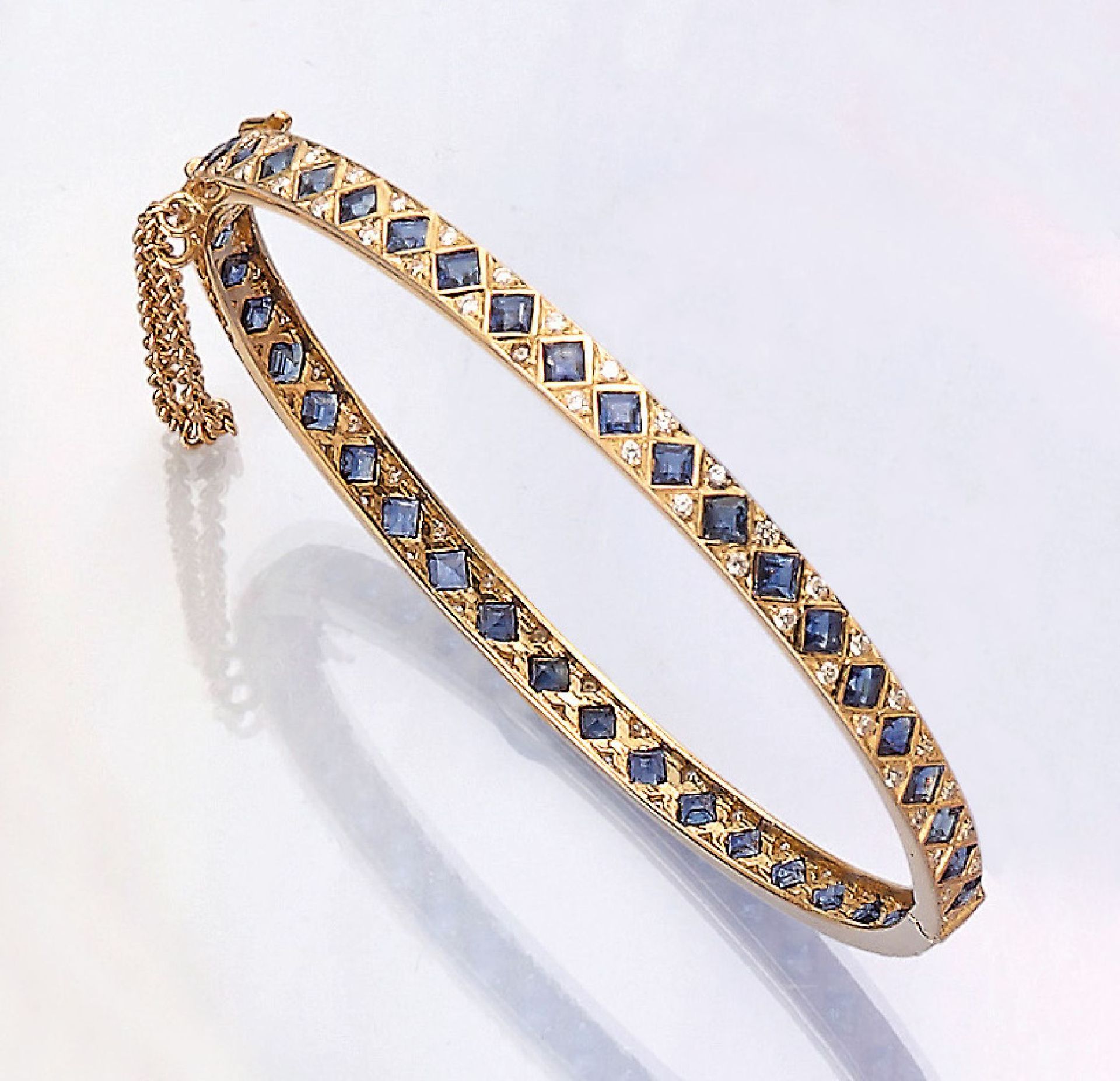 18 kt gold bangle with sapphires and brilliants , YG 750/000, 44 bevelled sapphires total approx.