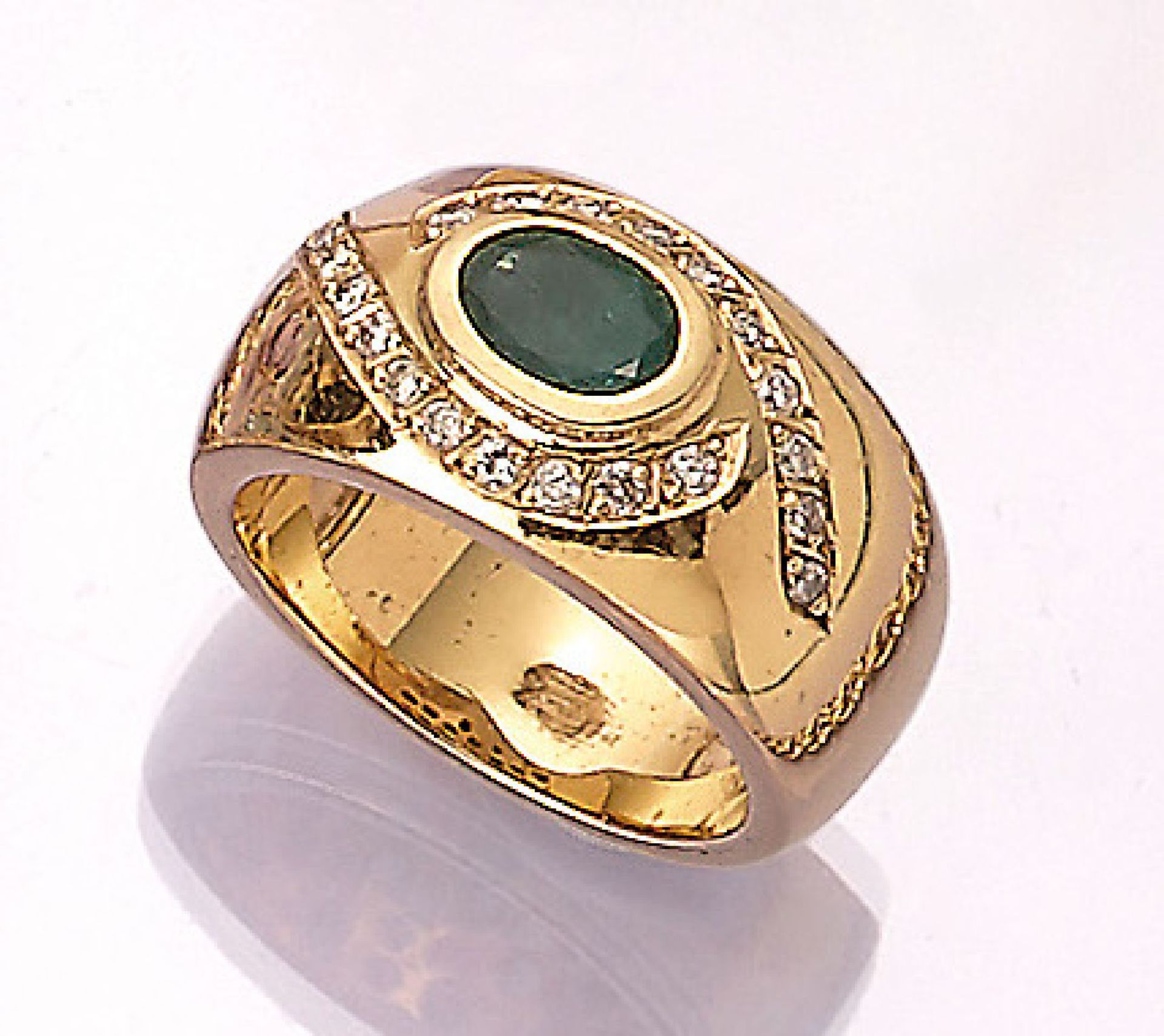 18 kt gold ring with emeralds and diamonds ,YG 750/000, oval bevelled emerald approx. 1.05ct, 21