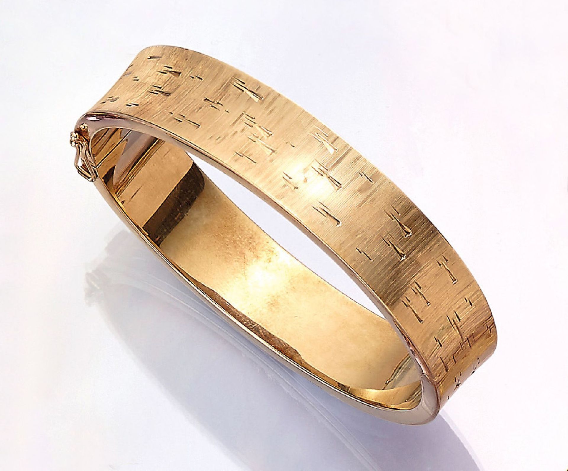 14 kt gold bangle, approx. 51.5 g , filled, YG 585/000, struct. and engraved, diam. approx. 6.2 x
