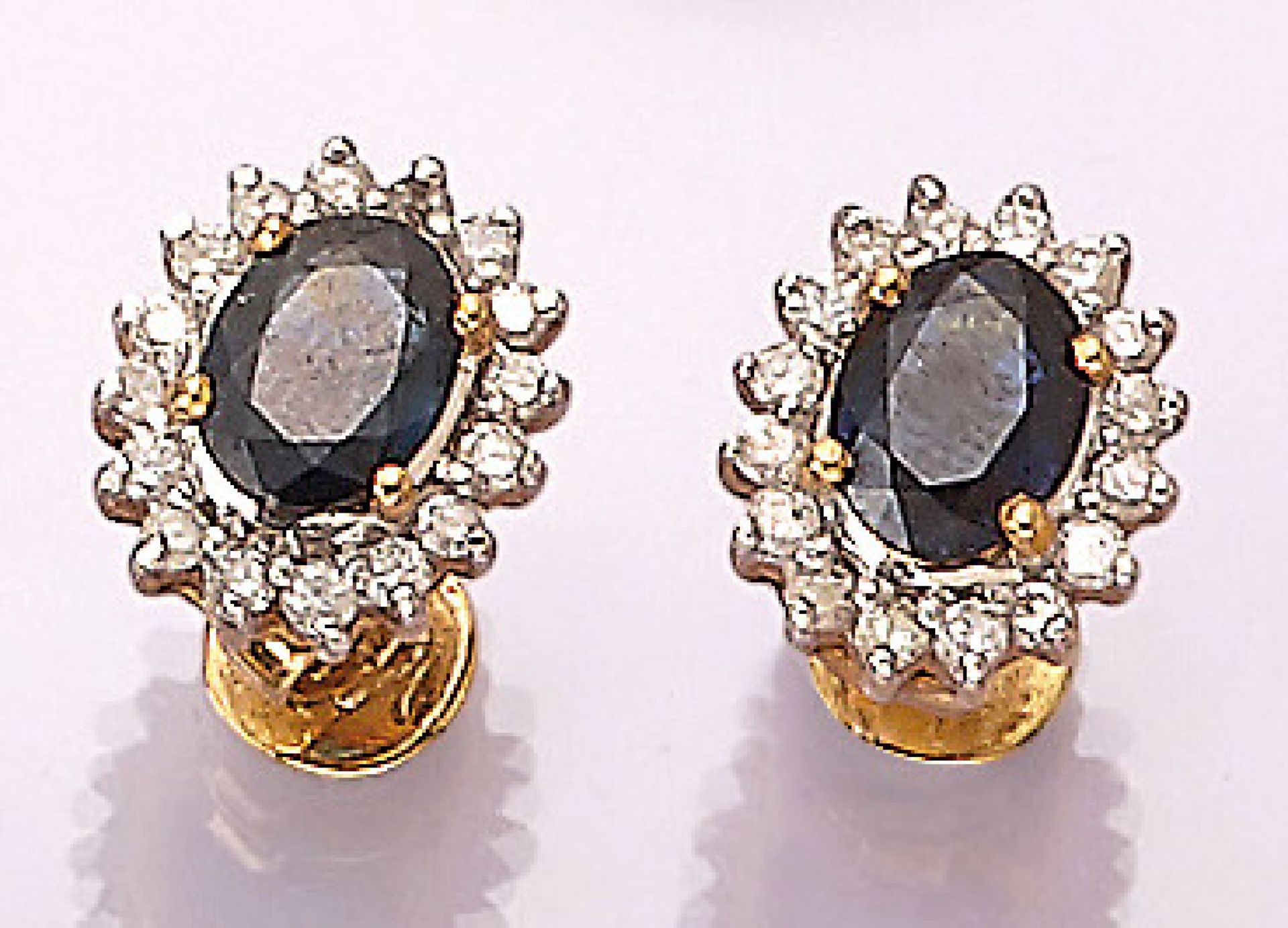 Pair of 18 kt gold earrings with sapphire and brilliants , YG 750/000, oval bevelled sapphires total