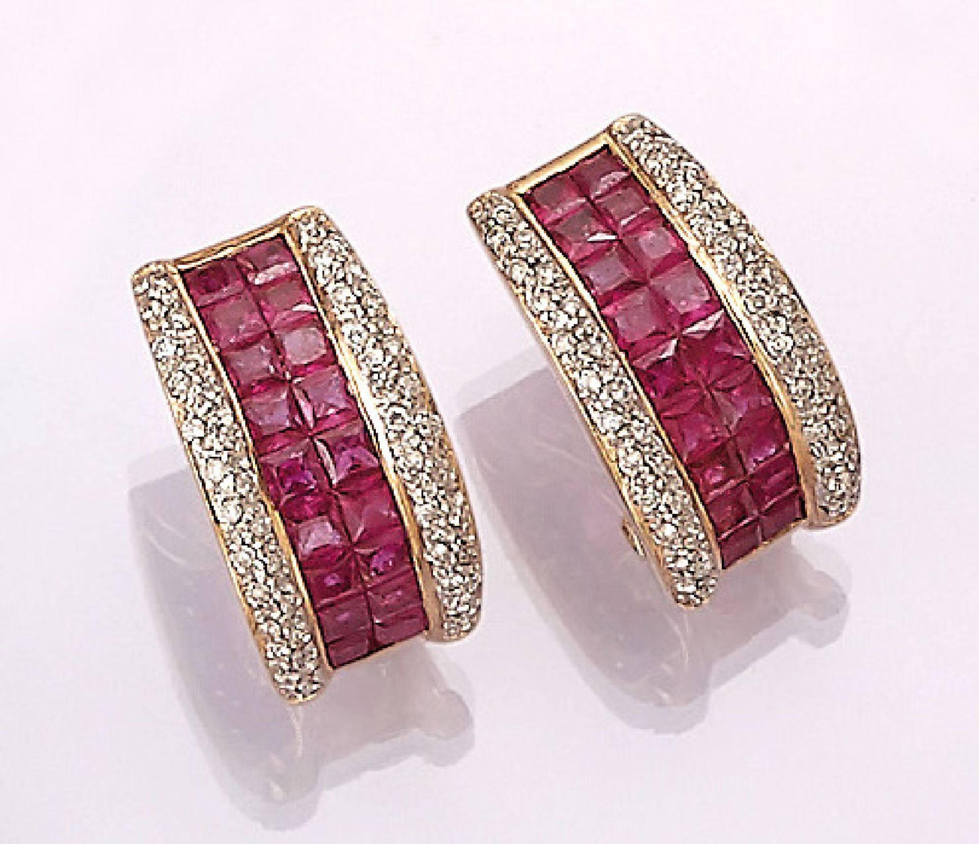 Pair of 18 kt gold earrings with rubies and brilliants , YG/WG 750/000, centered ruby squares