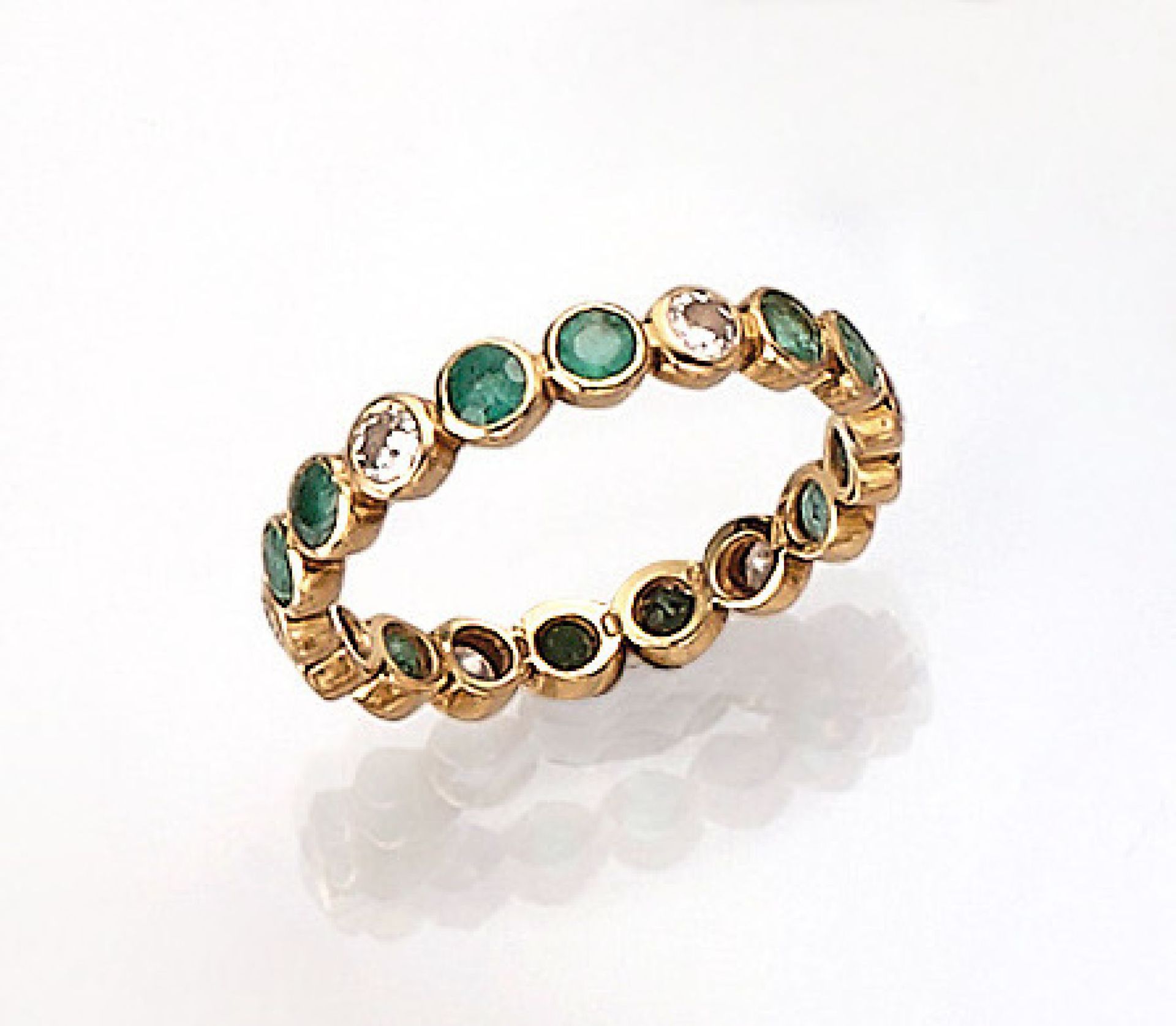 18 kt gold memoryring with emeralds and brilliants , YG 750/000, round bevelled emeralds total