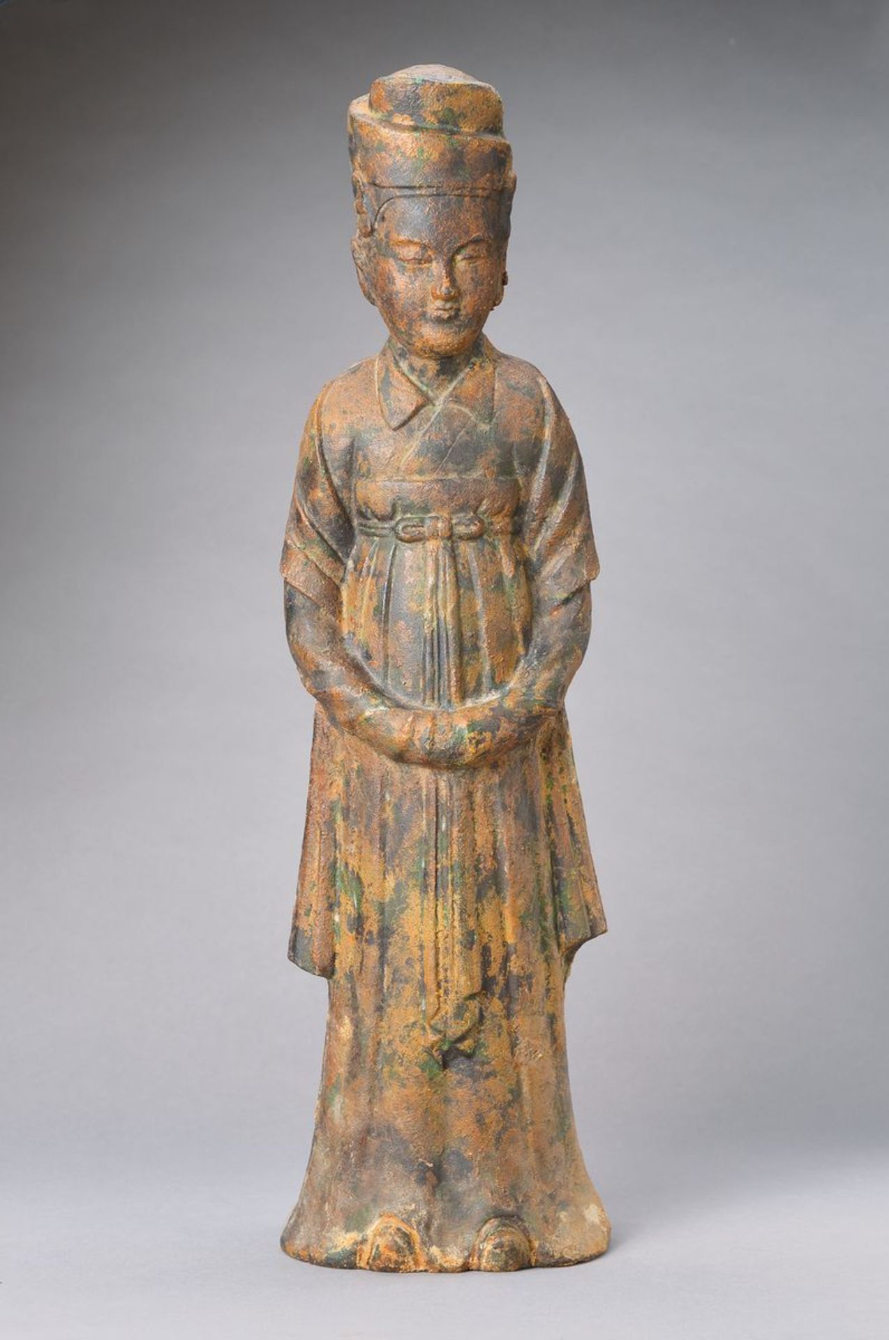 Sculpture, China, 19th c., dignitary, iron, remains of ancient painting, H. 59 cm