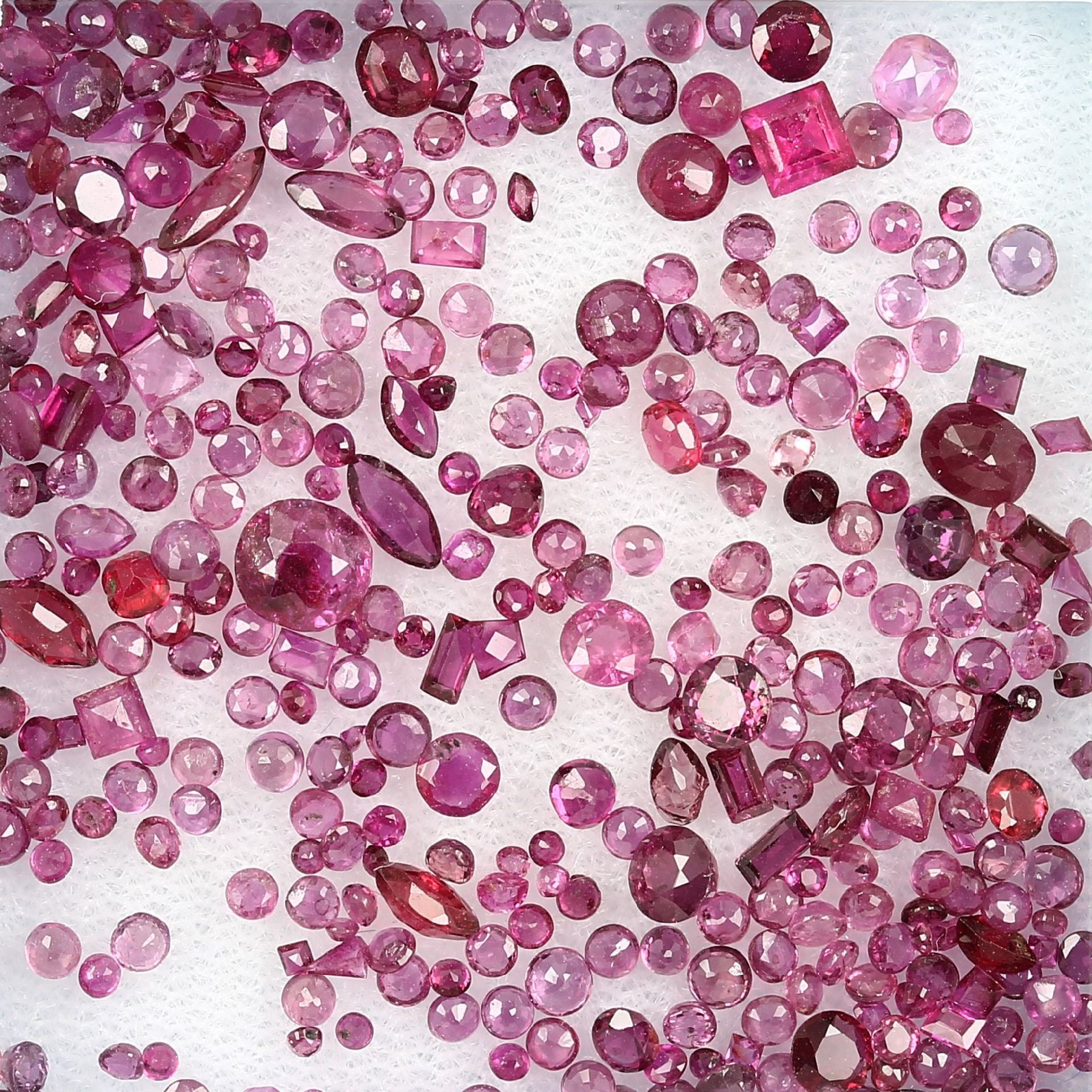 Lot loose rubies total approx. 22.6 ct, different shapes Valuation Price: 4300, - EUR