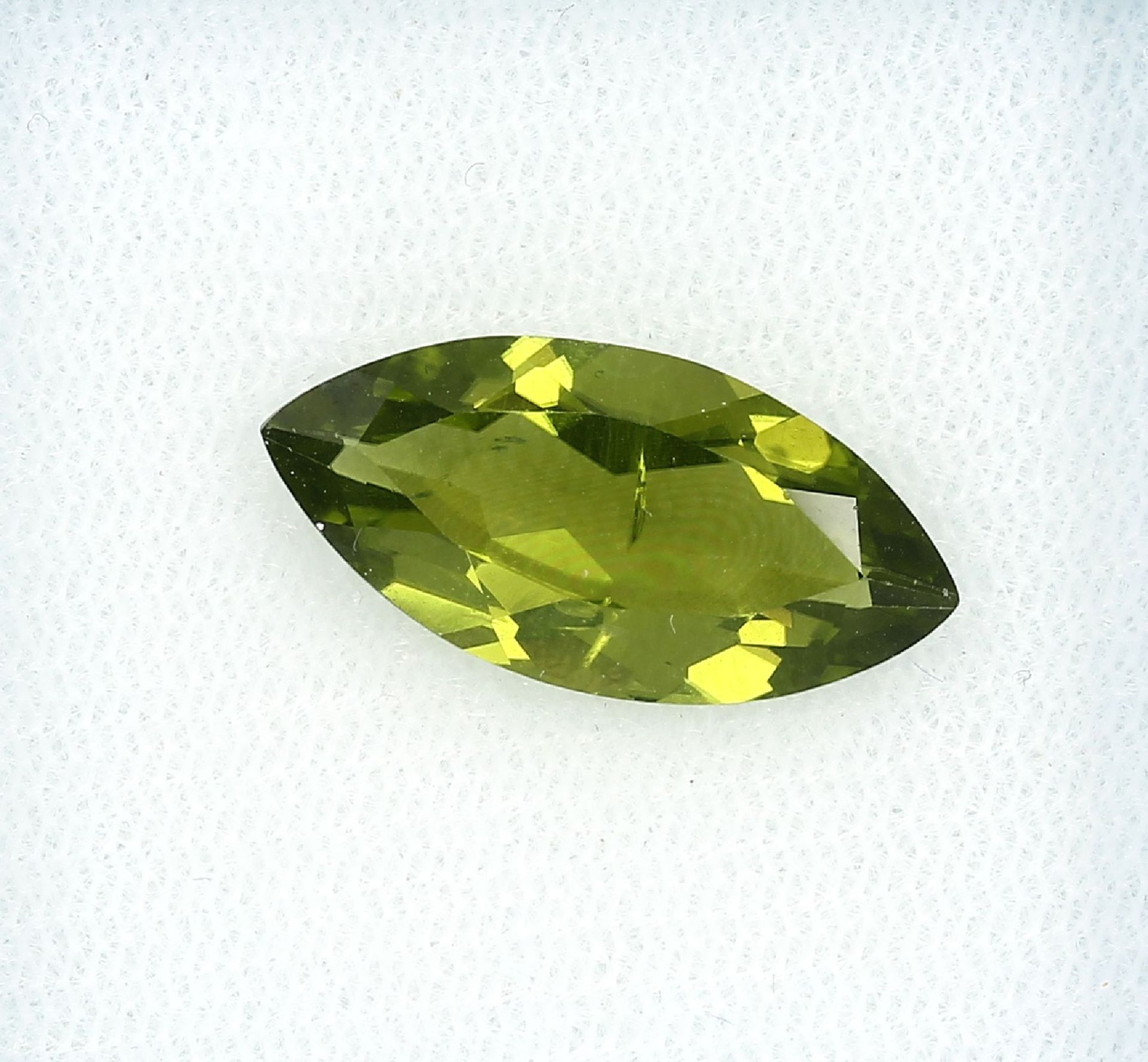 Loose peridot , bevelled marquise, 6.57 ct Valuation Price: 600, - EUR