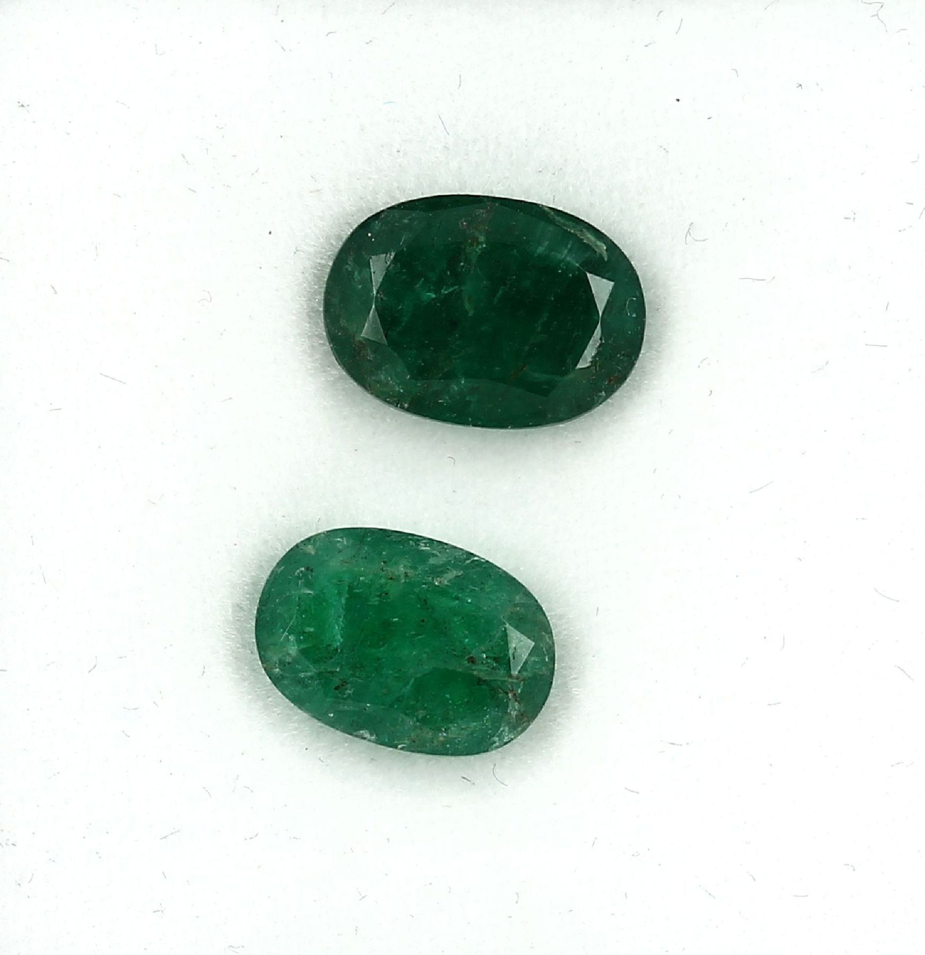 Lot 2 loose bevelled emeralds , total 5.17 ct, oval, (nicks) Valuation Price: 1600, - EUR