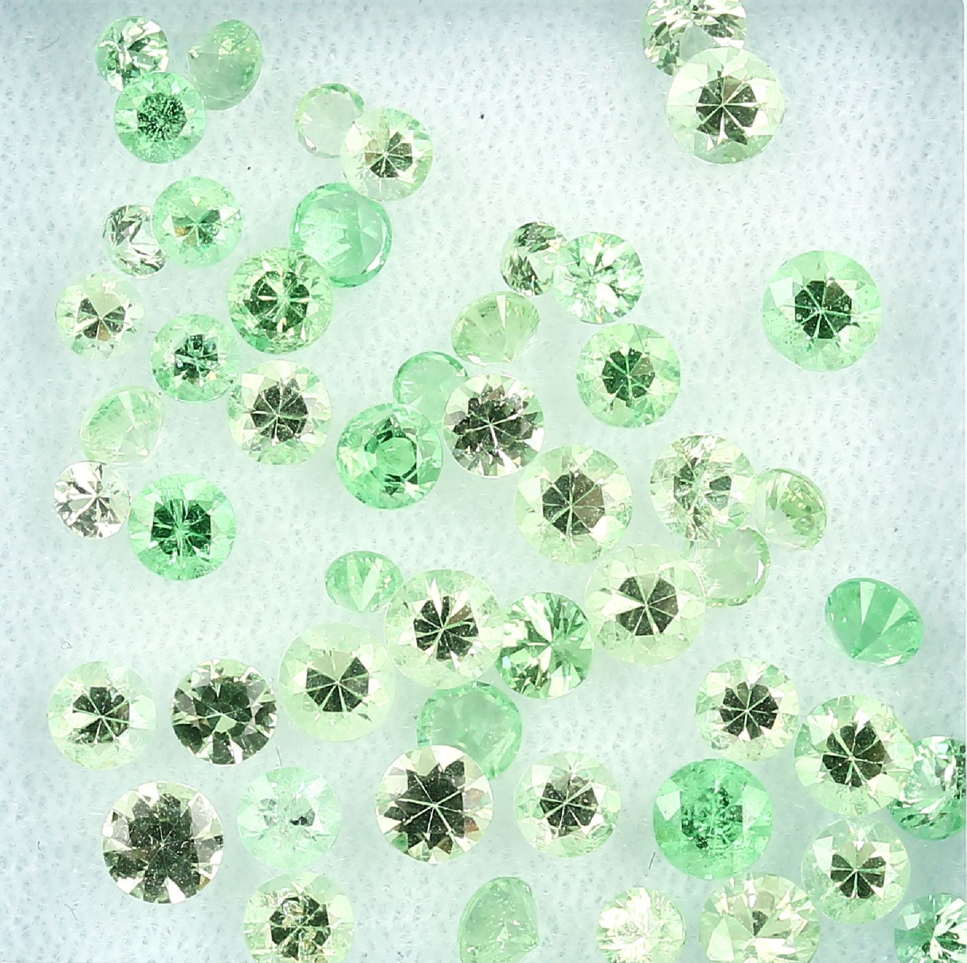 Lot round bevelled tsavorites total approx.9.90 ct Valuation Price: 560, - EUR