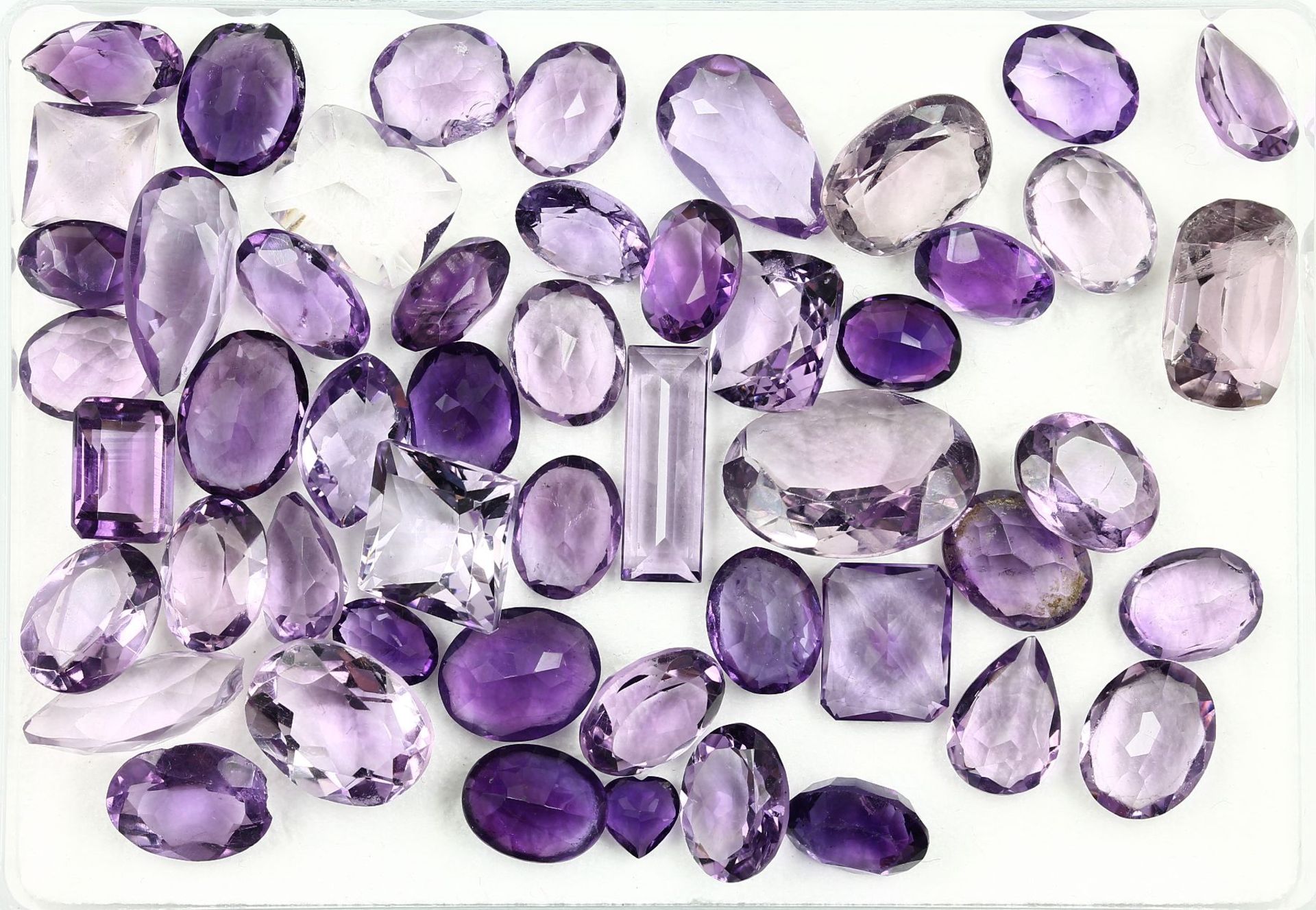 Lot loose amethysts total approx. 117.55 ct, different shapes Valuation Price: 1900, - EUR