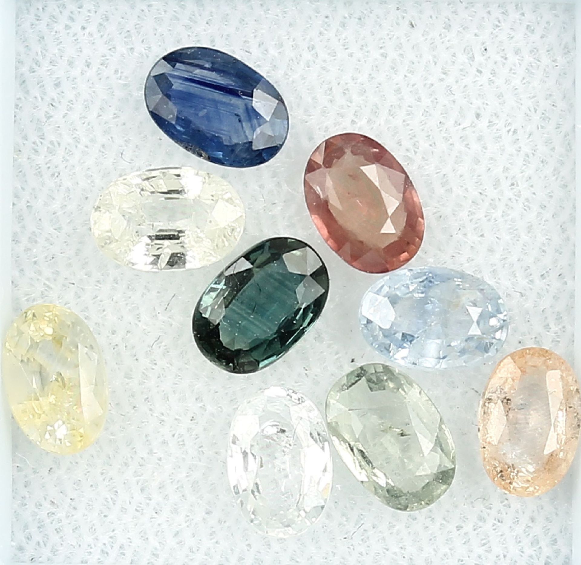 9 oval bevelled sapphires total approx. 5.15 ct, fancy coloured Valuation Price: 430, - EUR