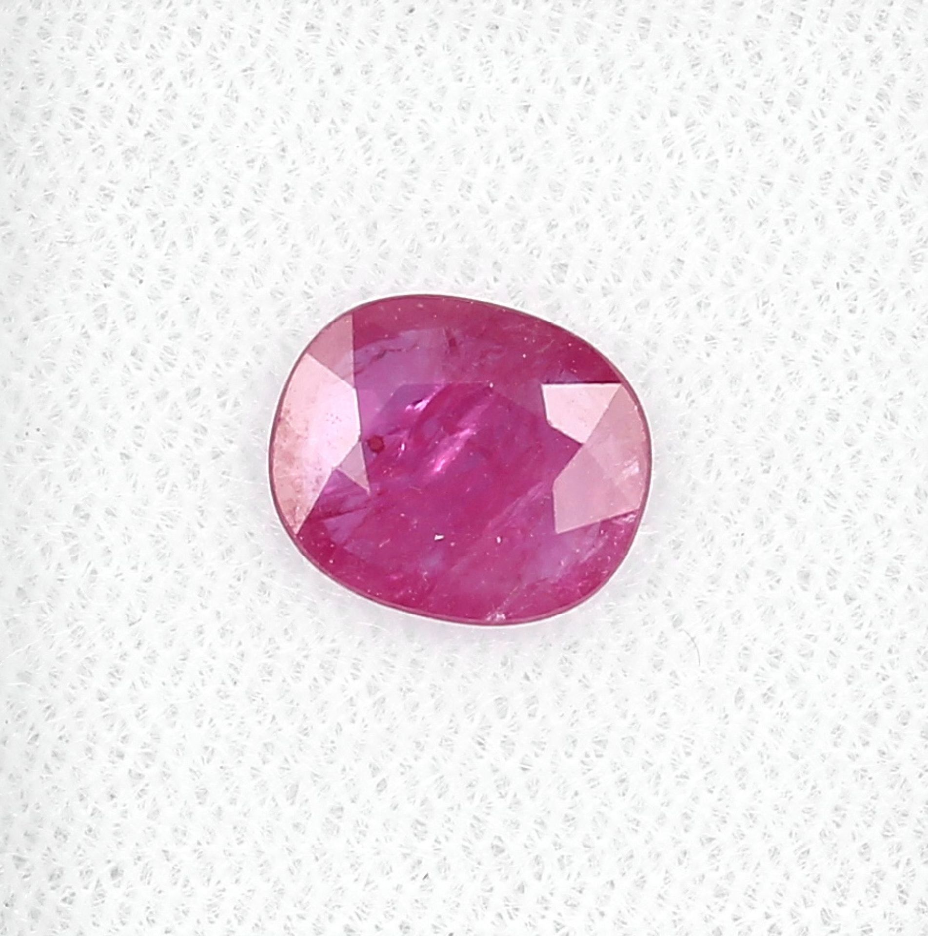 Loose oval bevelled ruby approx. 1.50 ct