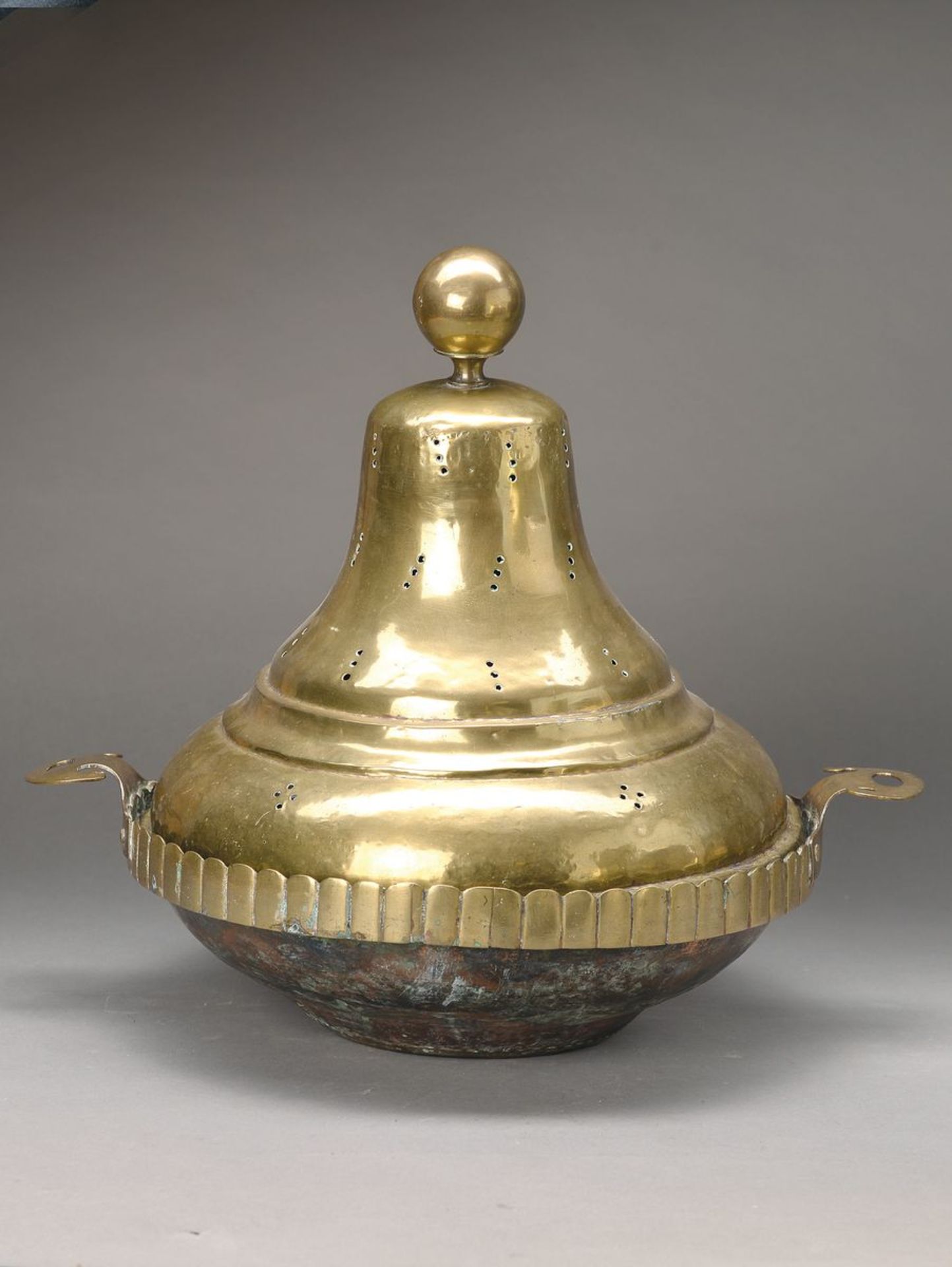 keep warm vessel, Ottoman, 19th c., brass, cover with small holes, H. 41 cm, D. 42 cm