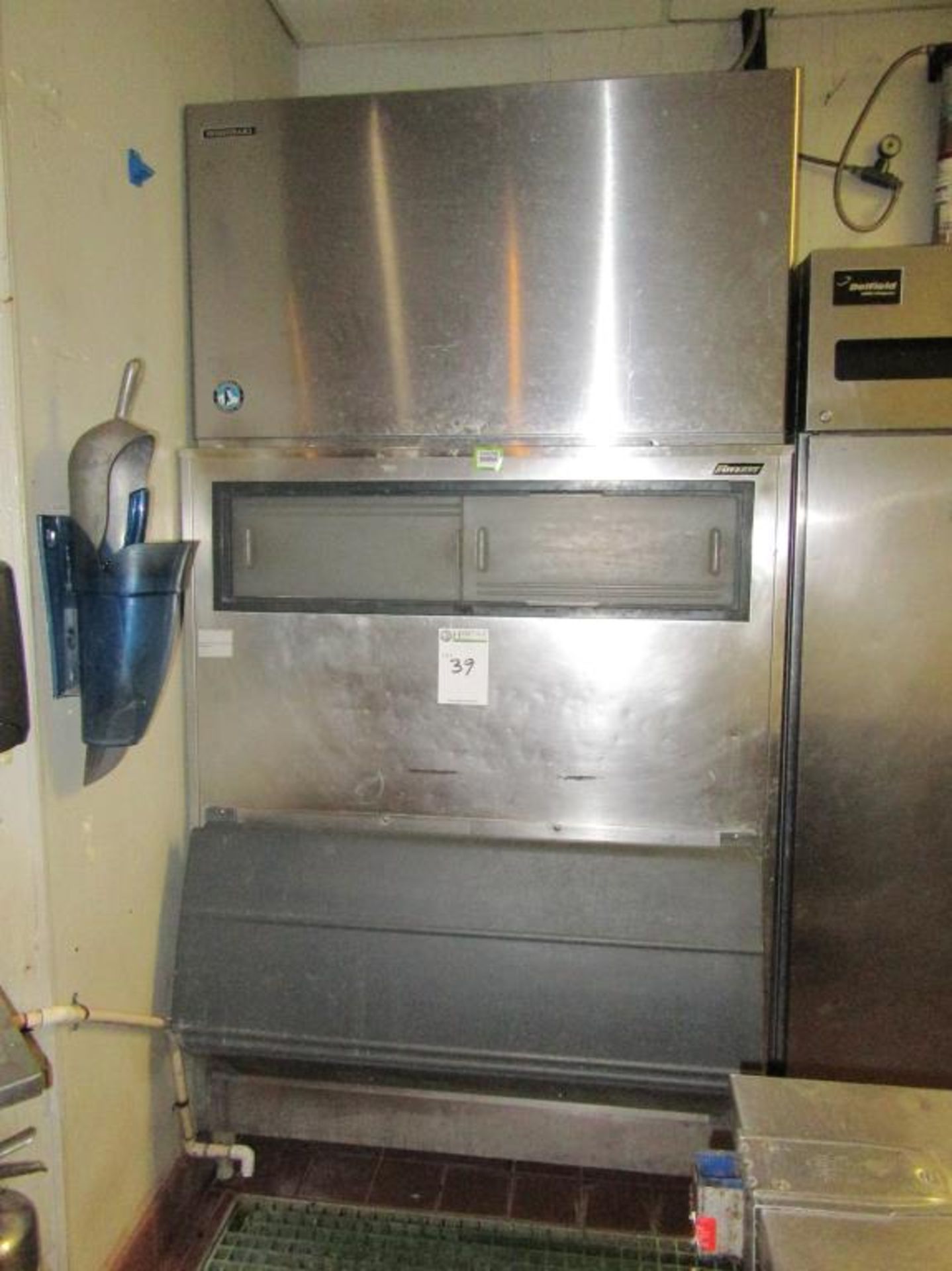 Ice Maker with Bin