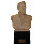 Floris de Cuyper (1875-1965), marmeren buste op zwartlak houten piedestal: Juliaan Roosens,