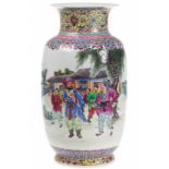 Chinees porseleinen vaas met polychroom beschilderd decor en schrifttekens, 20e eeuw -33 cm-