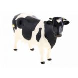 Porseleinen beeld: Friesian Bull, 'Caddington Hilt Bar', model 1439A, gemerkt Beswick -12,1 cm hoog-