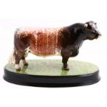 Porseleinen beeld op basement: Dairy Shorthorn Bull, 'Gwersylt Lord Oxford 74th', gemerkt Beswick,