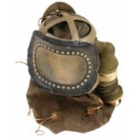 Gasmasker voor baby's, gedateerd 1939, met diverse markeringen