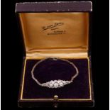 14kt witgouden Art Deco armband gezet met drie oud slijpsel briljant geslepen diamanten in