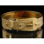 14kt gouden stijve armband in de vorm van een gesp, met gravédecor - omtrek 17,5 cm-