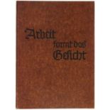 WOII, boek 'Arbeit formt das Gesicht', uitgegeven in 1938, met foto's van Duitse arbeiders, rug