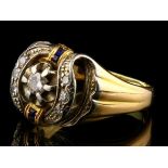 18kt bicolour ring gezet met centraal een briljant geslepen diamant in klauwzetting, omringd door