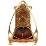 Pendule in mahonie kast met gestileerd geelkoperen ornamenten en wijzerplaat, Art Nouveau, fa.