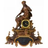 Rijkgedecoreerde grote composiet beeldpendule: zittende vrouw, adres: Stockard, Liège, tweede