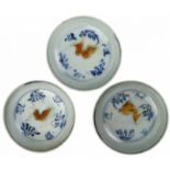 Serie van drie Chinees porseleinen schoteltjes met 'leaping carp' decor, Ming, Sawankhalok, 15e/