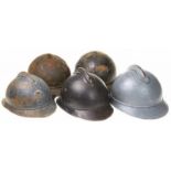 Lot van vijf M1915 Adrian helmen, met gebreken, waarvan eenmaal met binnenwerk, leuke opknappers