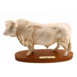 Porseleinen beeld: Charalois Bull, op houten basement, model A2463A, gemerkt Beswick -18 cm hoog-