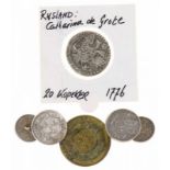 Een lotje met munten divers: Rusland 20 Kopeken 1776, een Engelse Model Crown (pattern, H. Hyams) en