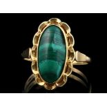 14kt gouden ring met cabochon geslepen malachiet -chip aan malachiet, ringmaat 55 mm -