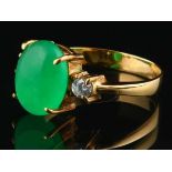18kt geelgouden ring gezet met een cabochon geslepen jade, geflankeerd door twee zirkonia - ringmaat