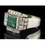 14kt witgouden Art Deco ring gezet met een carré geslepen smaragd, omringd door zes oudslijpsel