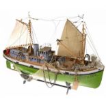Drie houten modellen van visserskotters - circa 100 cm -