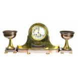 Driedelig pendulestel met verzilverde en messing kast, Duitsland, circa 1915 - H. 30 cm -