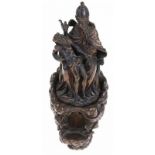 Rijk gestoken houten beeldengroep: Heilige Drieëenheid, op losse bijbehorende console met duivel
